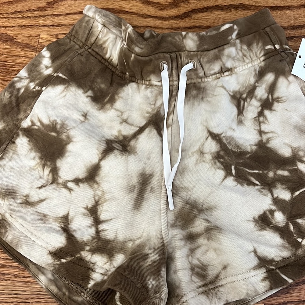 Lululemon shorts - Picture 4 of 9